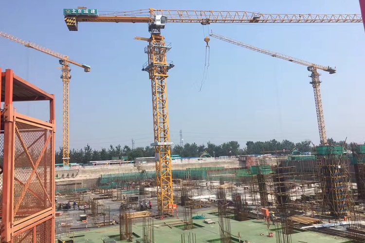 覆塑建筑模板與傳統(tǒng)木質(zhì)模板相比，在多個(gè)方面存在顯著區(qū)別